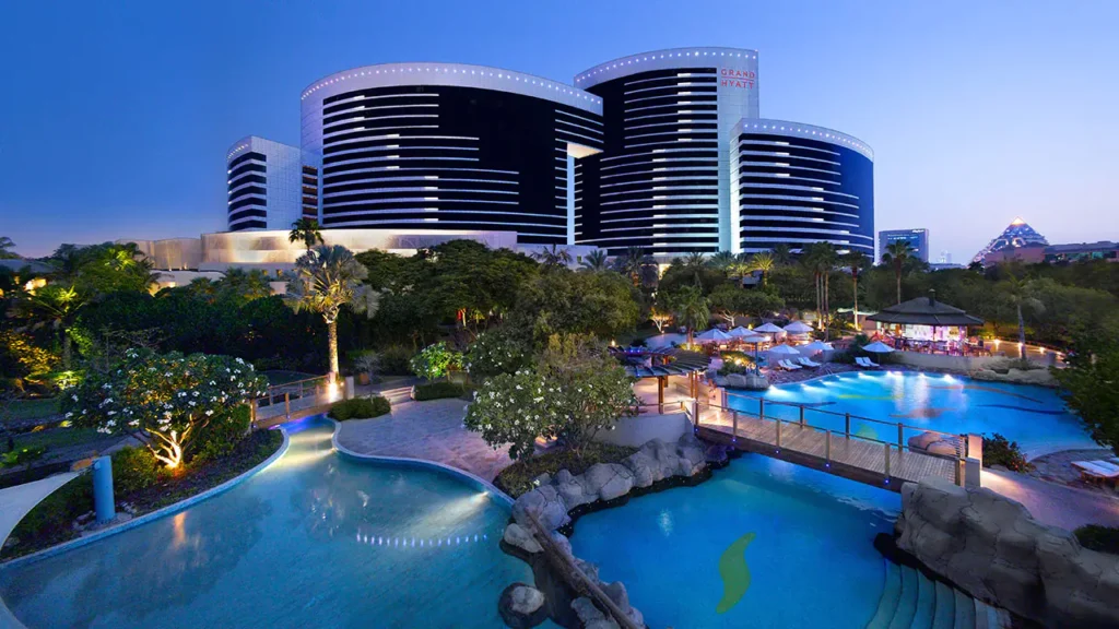 grand hyatt familienhotel in dubai -außenbereich-pools