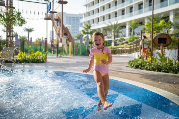 centara mirage beach resort kinder rennt am pool, familienhotel in dubai dubai kinderhotel