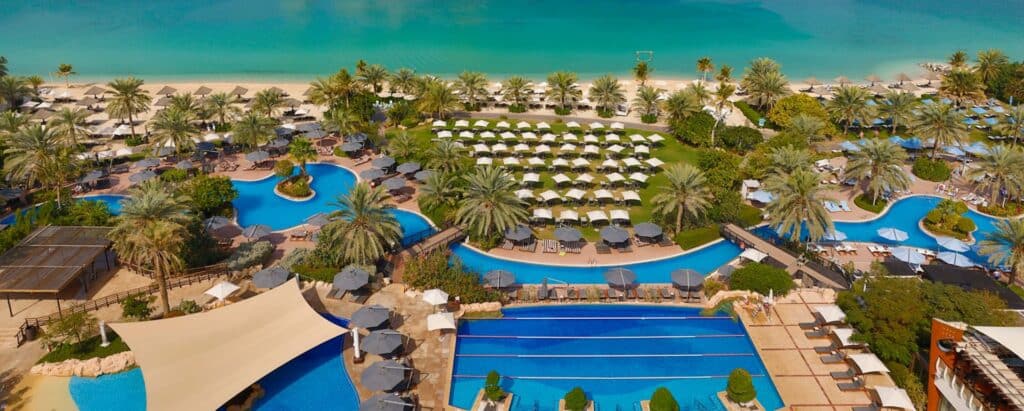 Westin Mina Seyahi außenbereich Pools am Strand Familienhotel in Dubai