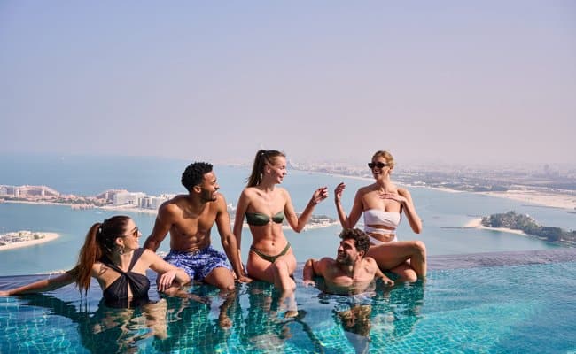 Aura Sky Pool in Dubai - Freunde und Drinks