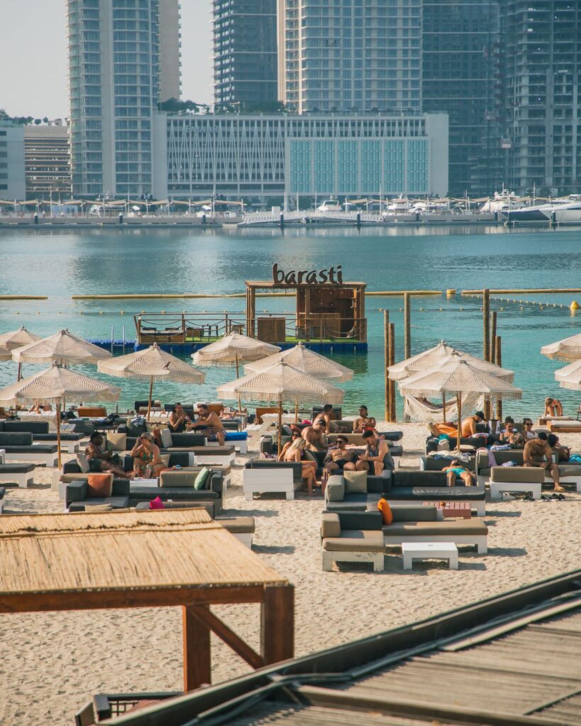 Barasti Beach Club in Dubai, liegende Menschen am Strand, Strandbar, Strandclubs, Beach Clubs