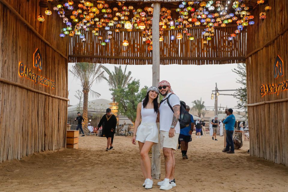 Wüstensafari in Dubai Paar lächelnd vor einem camp in der wüste