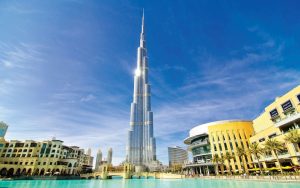 Dubai Explorer Pass Blick auf glänzenden Burj Khalifa von Downtown Dubai