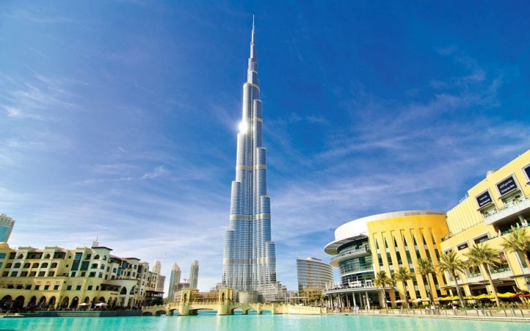 Dubai Explorer Pass Blick auf glänzenden Burj Khalifa von Downtown Dubai