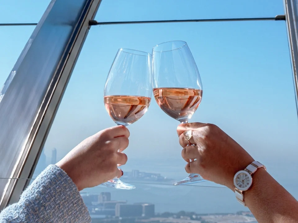 cheers-at-the-view - infos und tickets the view palm dubai