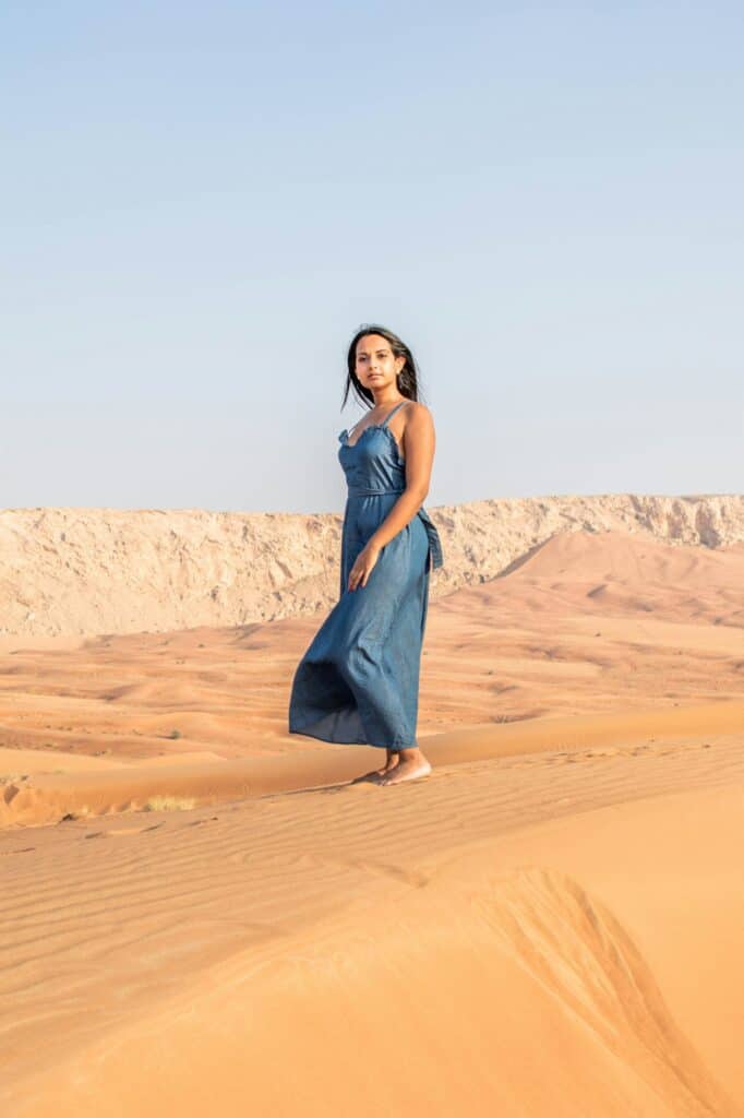 Frau in Wüste Attraktion