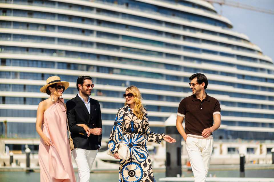 Jumeriah Marsa Al Arab Dubai Menschen laufen am Strand