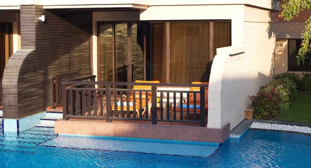 anantara-the-palm-dubai-resort---deluxe-lagoon-access-room---terrace---02---1920x1037