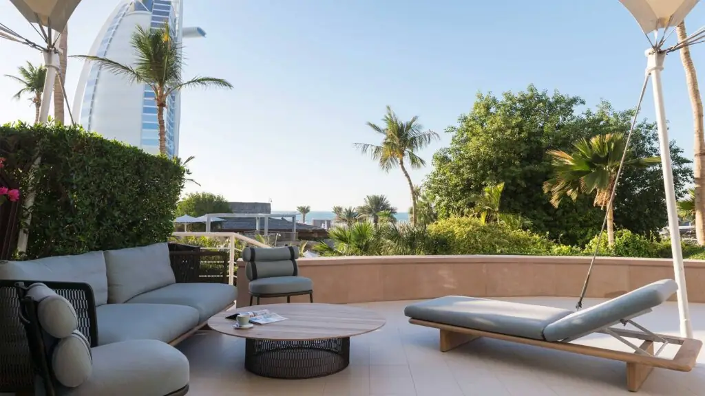 familienhotel in dubai - jumeirah beach hotel mit suiten und blick auf burj al arab