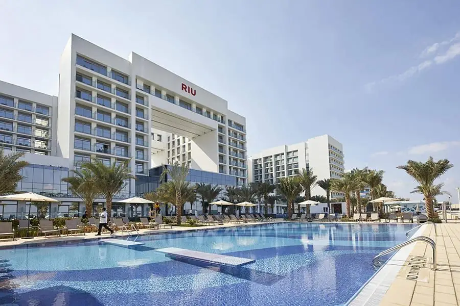 familienhotel riu dubai poolbereich mit hotel im hintergrund