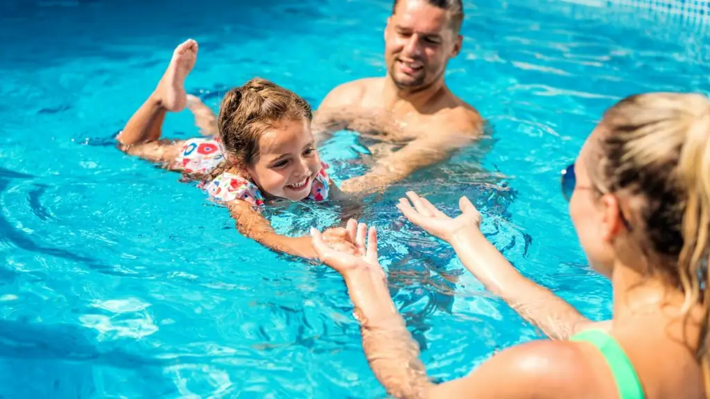 familie im pool vater mutter und kind in dubai im pool lachend
