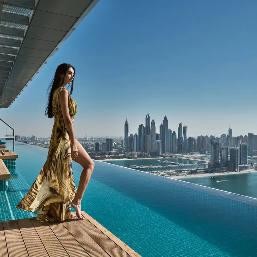 Aura Sky Infinity Pool in Dubai - Aussicht mit Frau