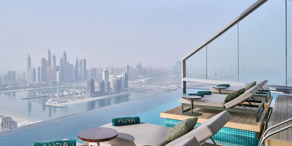Aura Sky Pool in Dubai - Liegen und Aussicht