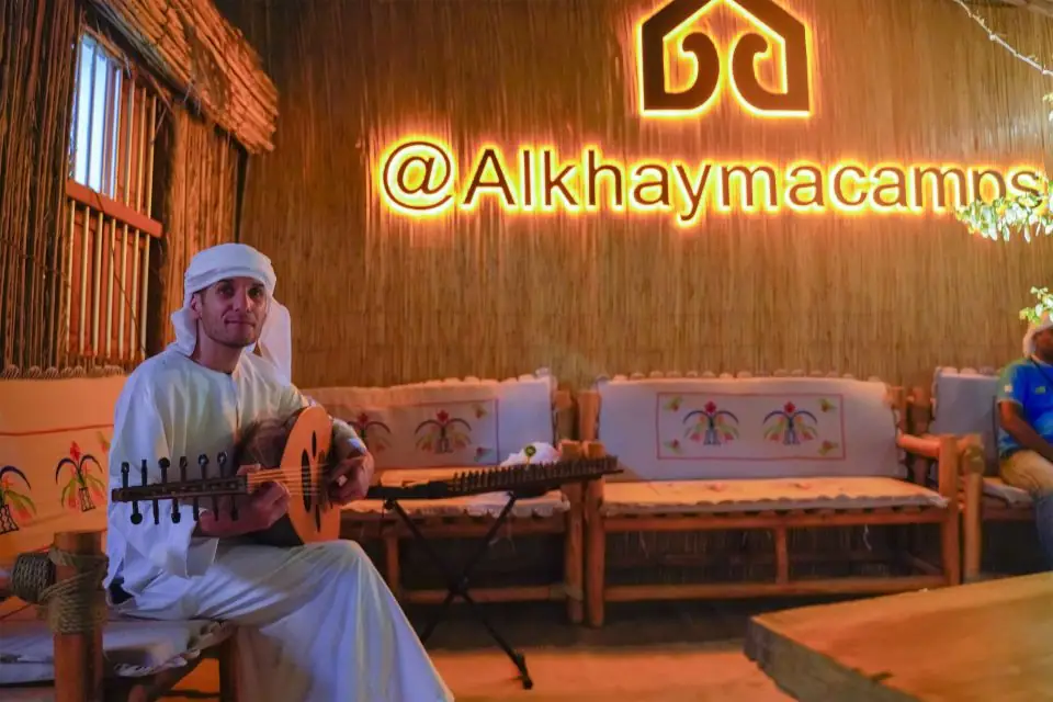 wüstensafari in dubai emirati mit gitarre in hand