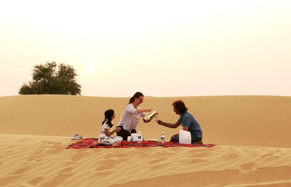 wüstensafari in dubai picknick in der wüste auf decke