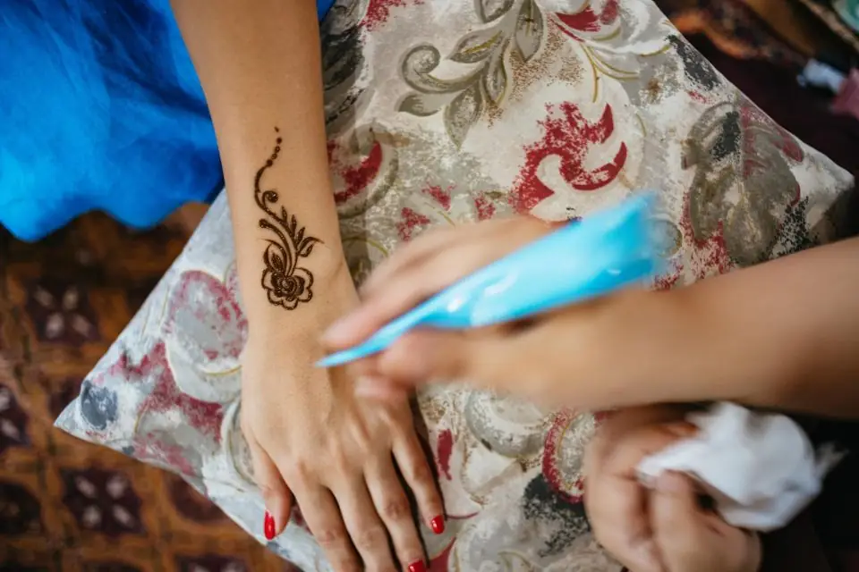 wüstensafari in dubai hand mit henna tattoo
