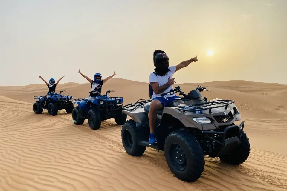 wüstensafari in dubai mit quad unterwegs in der wüste