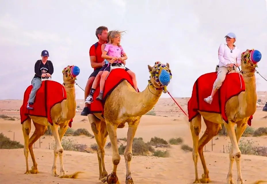 wüstensafari in dubai kamelreiten eltern und kinder