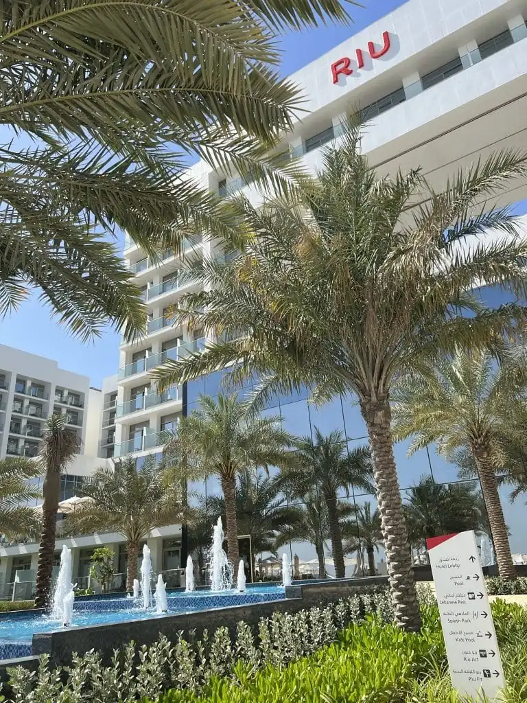 familienhotel in dubai riu dubai, palmen mit hotel im hintergrund