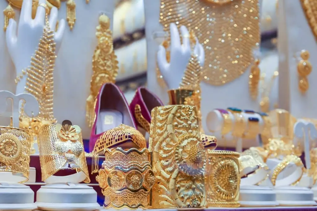 lohnt sich dubai? warum dubai? elegant shiny jewelry in shop window. gold market in old town of dubai. jewelry bazaar. gold souk in