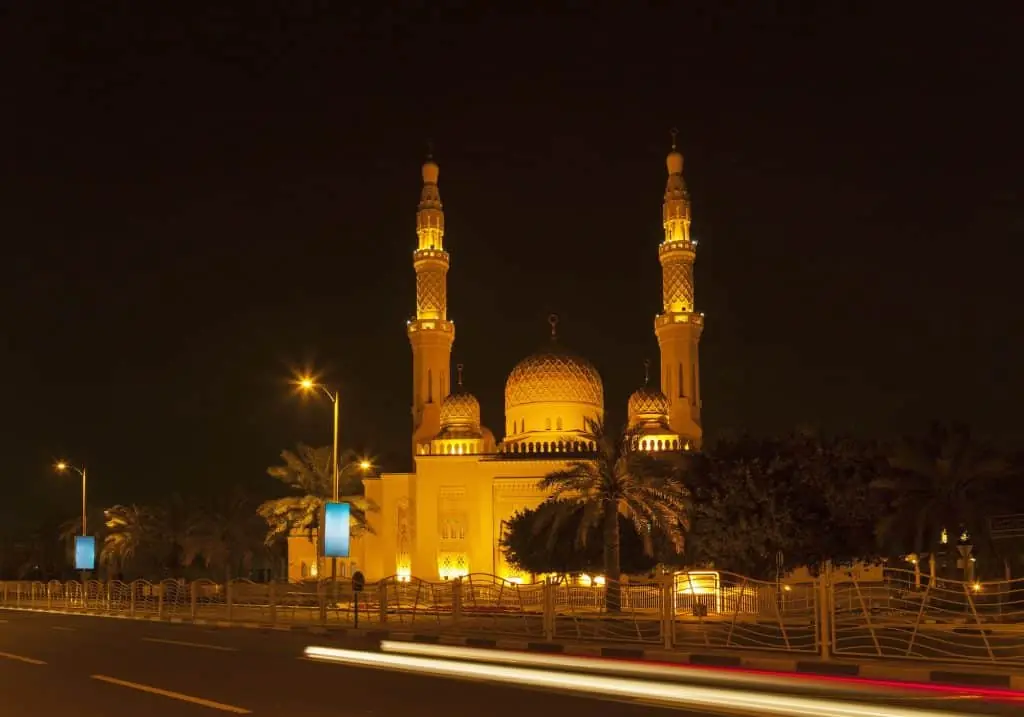 lohnt sich dubai? warum dubai? jumeirah mosque at night, dubai, united arab emirates