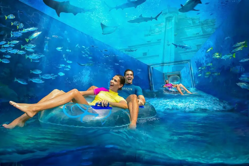 Wasserpark in Dubai, Rutsche von innen, in einem Tunnel, lachendes Paar im Reifen, Wasseraktivität in Dubai