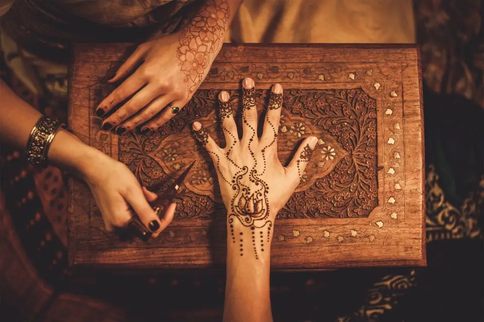 wustensafari in dubai henna tattoo hand